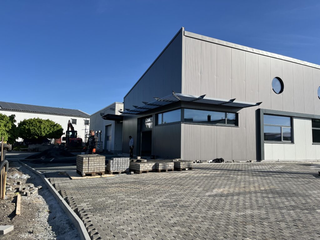 Mittlerweile steht die neue Halle und der Umzugstermin steht fest.